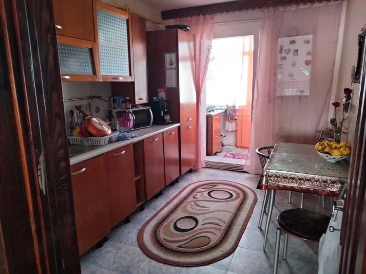 Apartament cu 3 camere decomandat în Mioriței