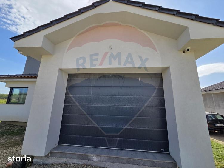 Casă cu 5 camere cu Teren 570 Mp în Sânmartin
