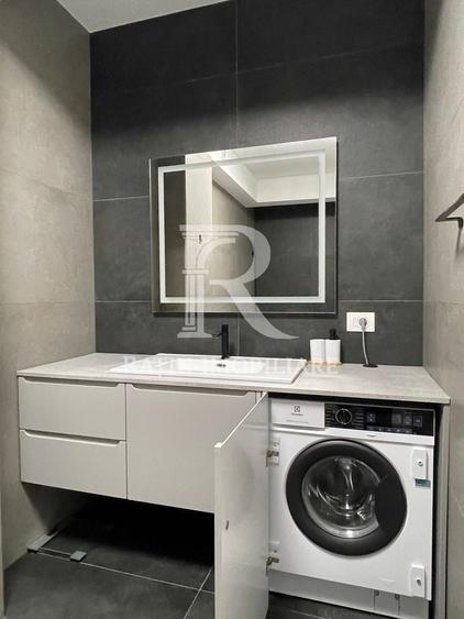 Apartament cu 3 camere semidecomandat, mobilat în Central
