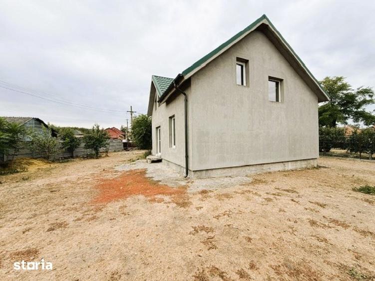 Casă cu 5 camere cu Teren 576 Mp în Cârlogani