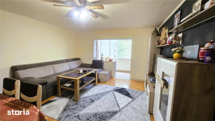 Apartament cu 3 camere semidecomandat în Micro 16