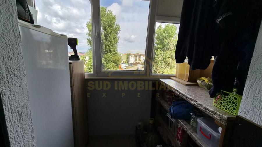 Apartament cu 3 camere semidecomandat, mobilat în Central