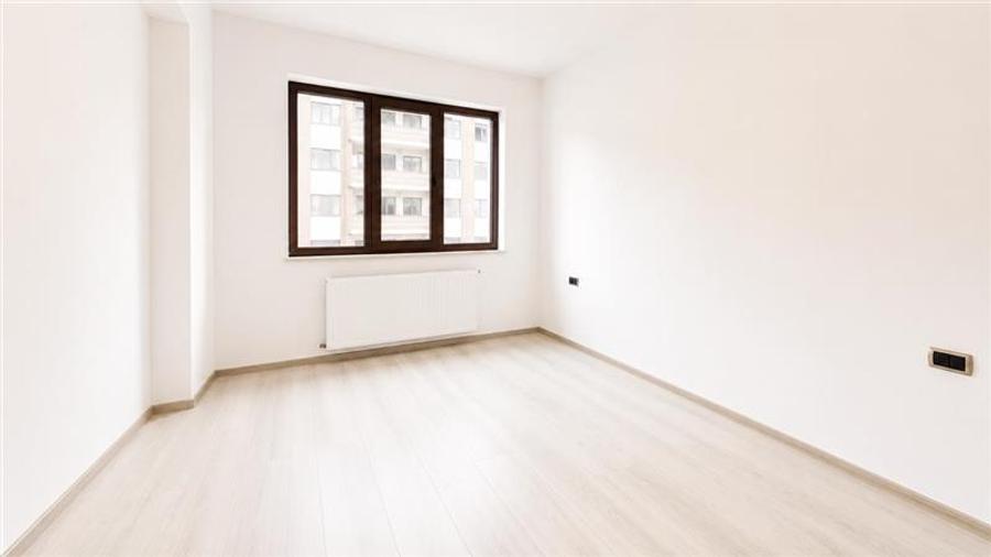Apartament cu 3 camere decomandat în Tractorul