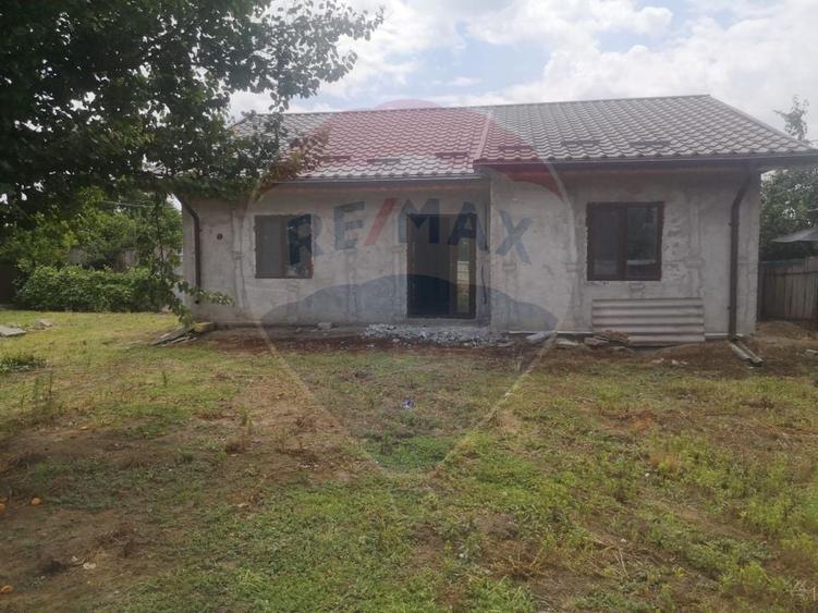 Casă individuală cu 3 camere cu Teren 1200 Mp în Gostinu