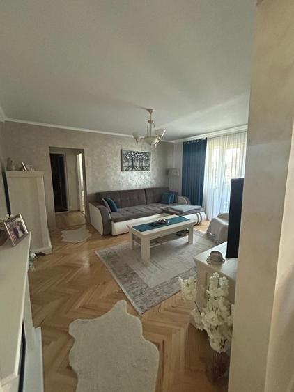 Apartament cu 3 camere semidecomandat în Central