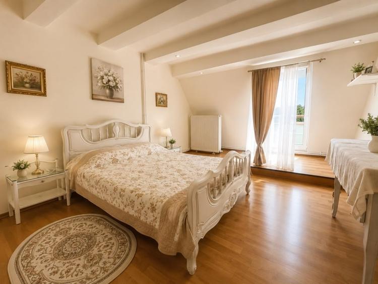 Casă individuală cu 8 camere cu Canalizare în Faleza Nord