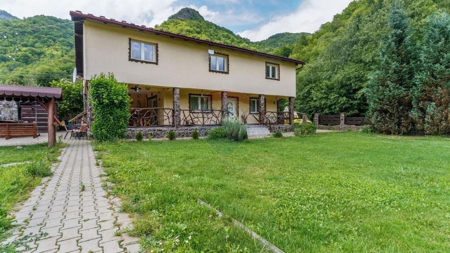 Casă cu 10 camere cu Piscina în Mărișel