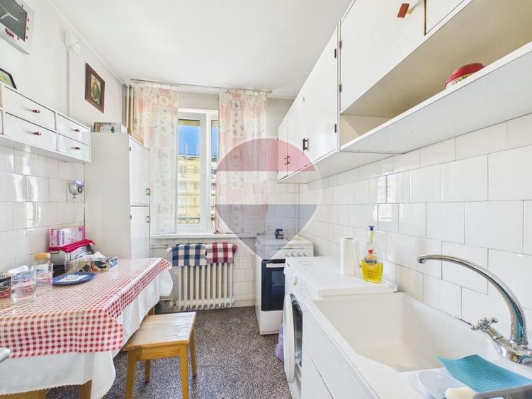 Apartament cu 3 camere semidecomandat, mobilat în Obor