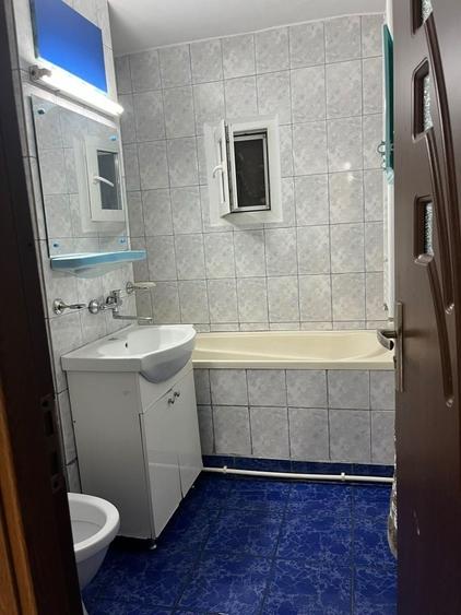 Apartament cu 3 camere decomandat în Rovine
