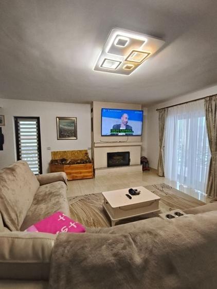 Casă individuală cu 5 camere cu Canalizare în Crasna