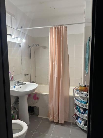 Apartament cu 3 camere semidecomandat, mobilat în Titan