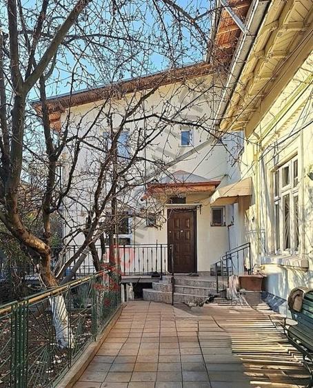 Casă cu 8 camere cu Canalizare în Bucureștii Noi