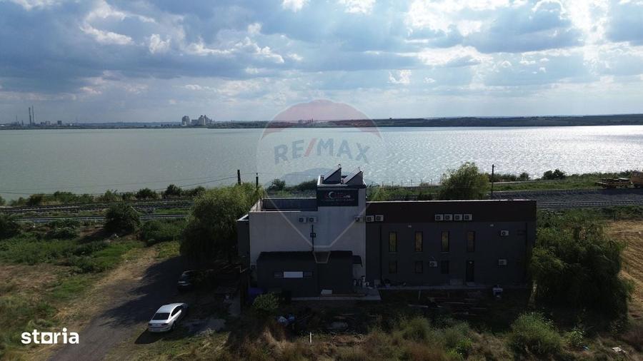 Spațiu comercial, de 316 mp, în Corbu