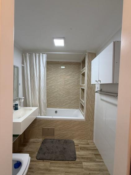 Apartament cu 3 camere decomandat în Exterior Vest