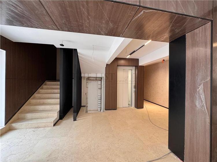 Apartament cu 4 camere decomandat în Pipera