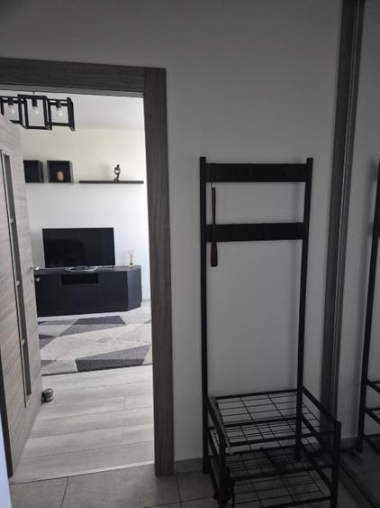 Apartament cu 2 camere semidecomandat, mobilat în 1 Mai