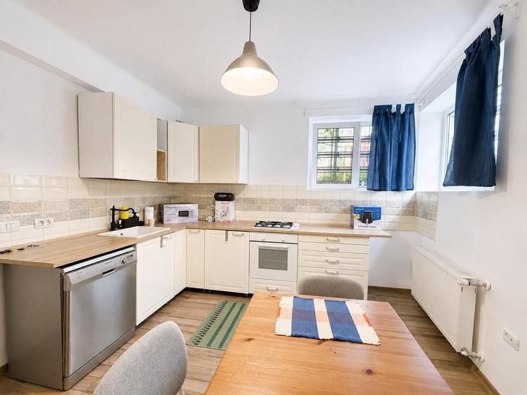 Apartament cu 2 camere semidecomandat, mobilat în P-ța Victoriei