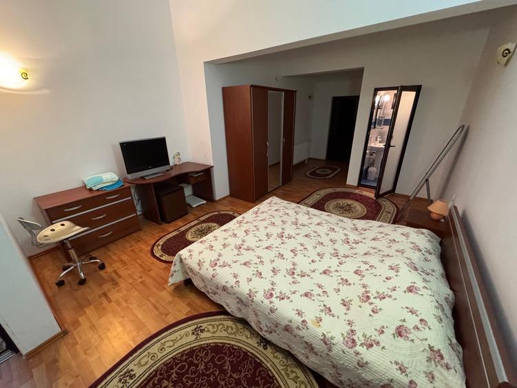 Casă individuală cu 8 camere cu Canalizare în Central