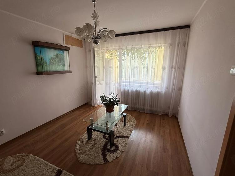 Apartament cu 3 camere semidecomandat în Tătărași