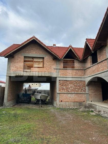 Casă individuală cu 10 camere cu Teren 1400 Mp în Exterior Sud