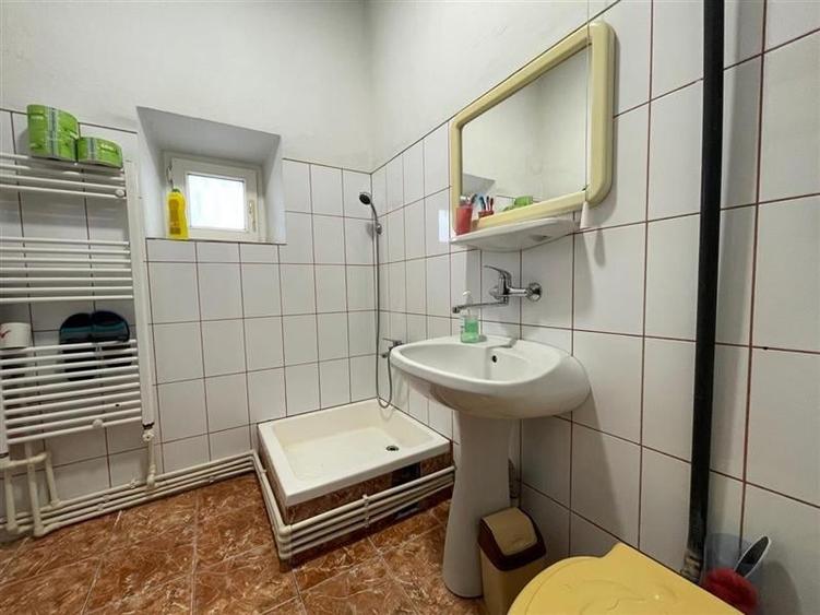 Casă individuală cu 2 camere cu Canalizare în Central
