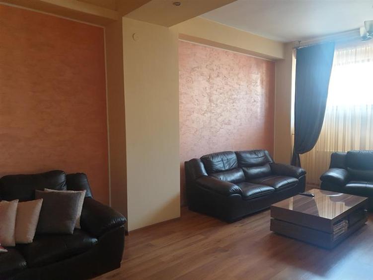 Casă individuală cu 5 camere cu Teren 450 Mp în Central