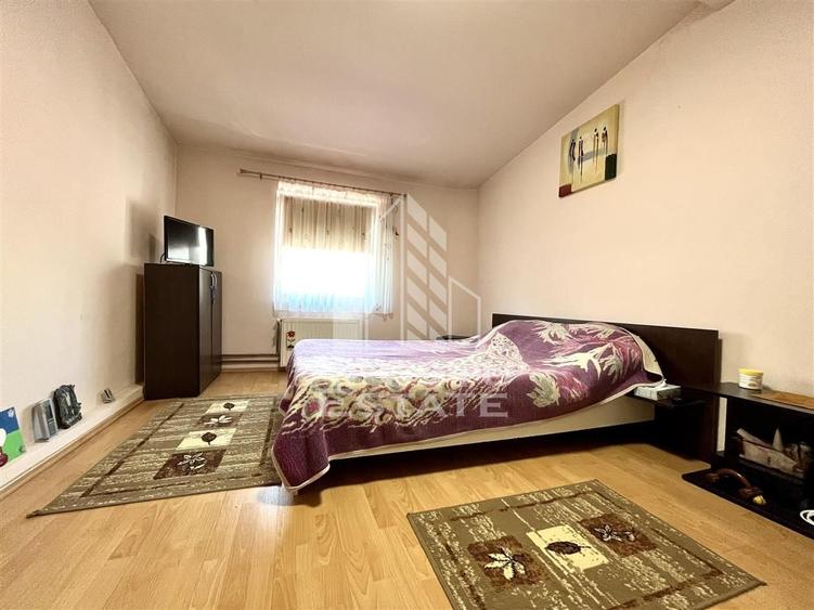 Casă individuală cu 7 camere cu Canalizare în Șagului