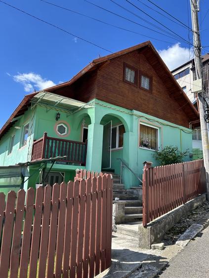 Casă individuală cu 5 camere cu Canalizare în Bușteni