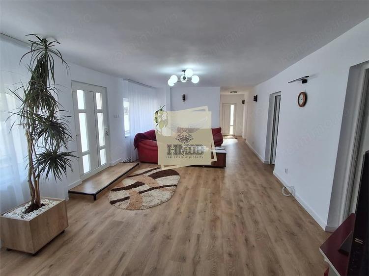 Casă cu 7 camere cu Teren 810 Mp în Central