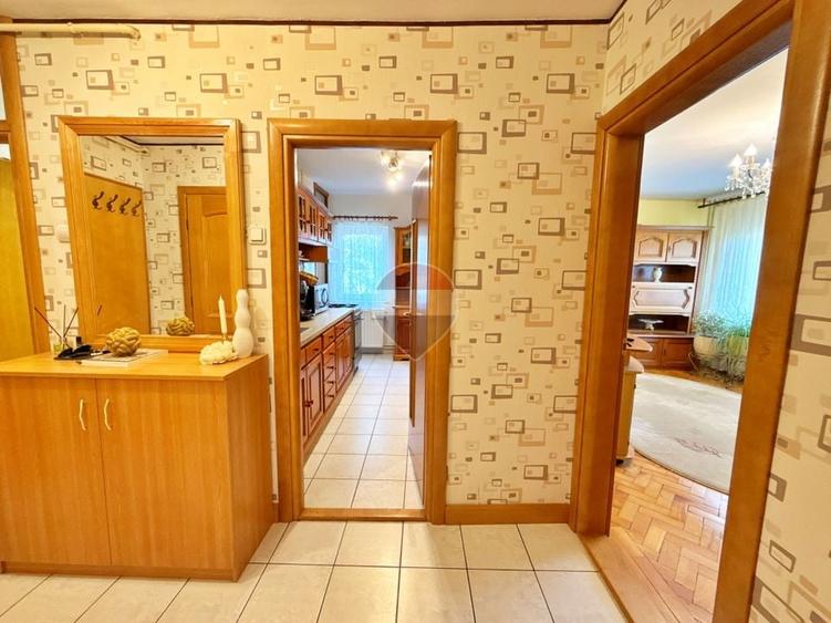 Apartament cu 3 camere decomandat, mobilat în Intim