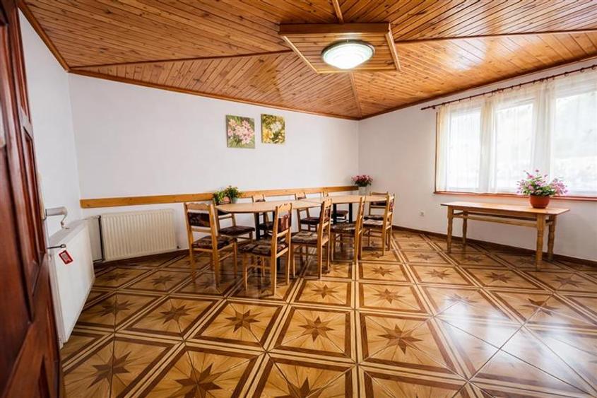 Casă cu 8 camere cu Teren 685 Mp în Moieciu de Jos