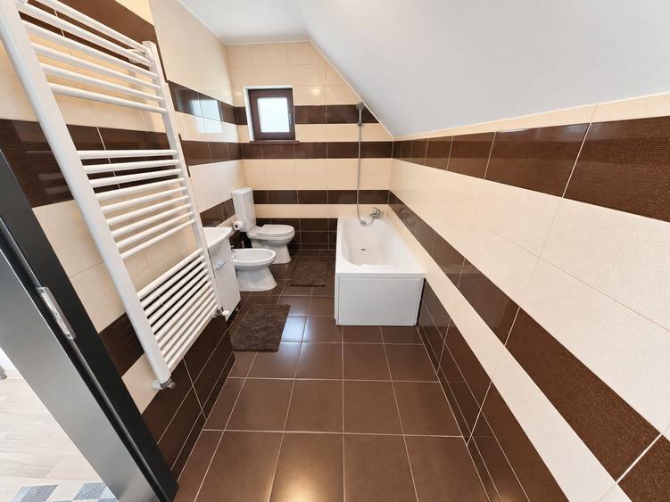Casă individuală cu 5 camere cu Garaj în Buhalnița