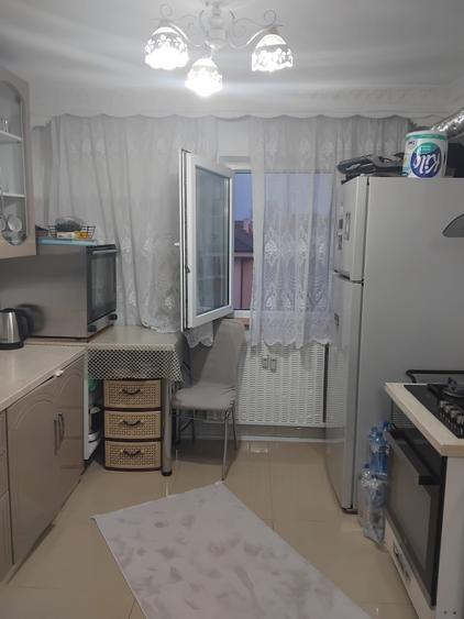 Apartament cu 3 camere decomandat, mobilat în Dacia