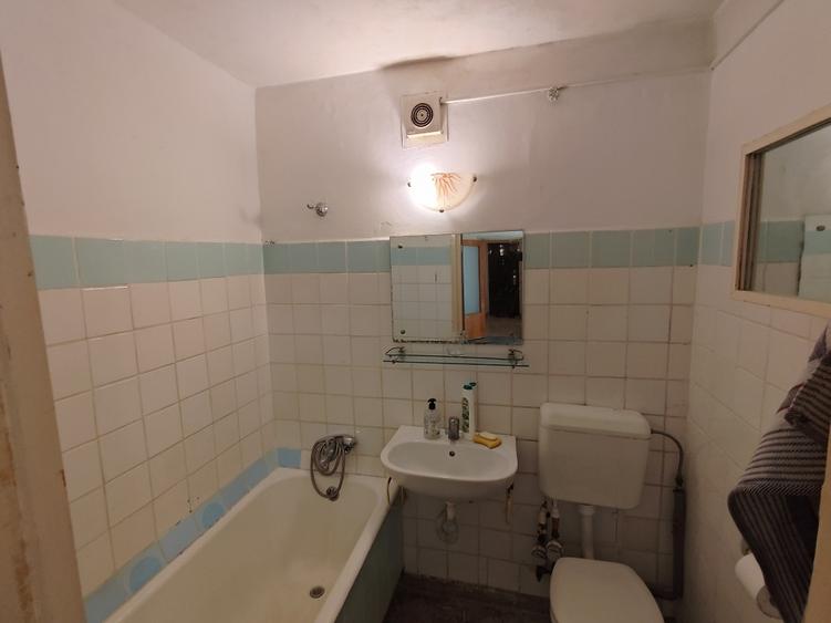 Apartament cu 3 camere semidecomandat în Drumul Taberei
