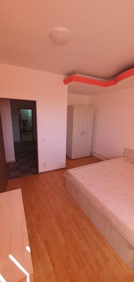 Apartament cu 4 camere decomandat în Dobroești