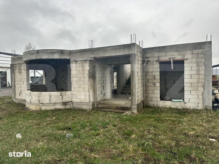 Casă cu 5 camere cu Teren 2400 Mp în Beriu