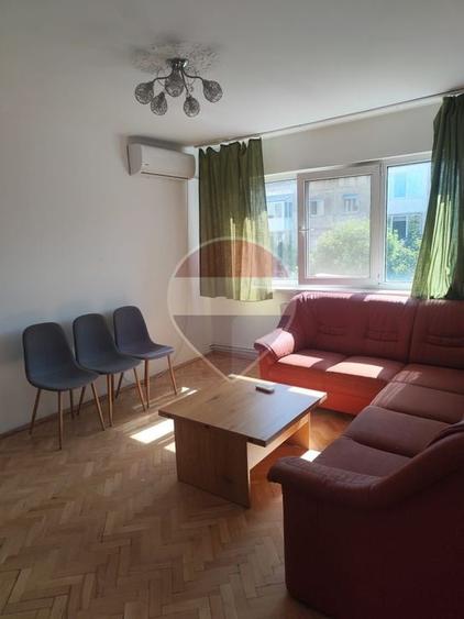 Apartament cu 3 camere semidecomandat, mobilat în Central