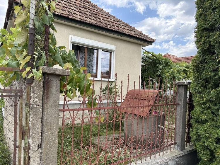 Casă cu 4 camere în Vadu Crișului