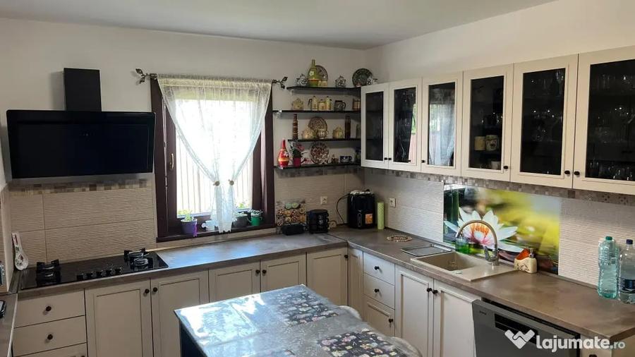 Casă cu 5 camere în Stupini