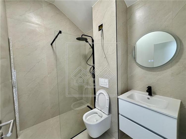 Penthouse cu 3 camere semidecomandat în Exterior Vest