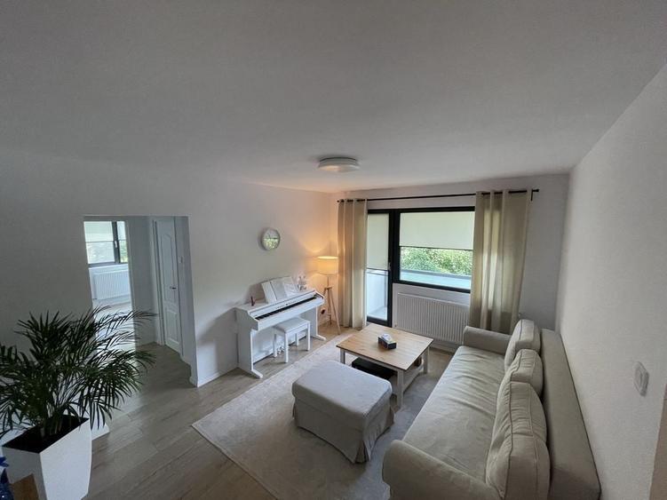 Apartament cu 3 camere semidecomandat în Astra