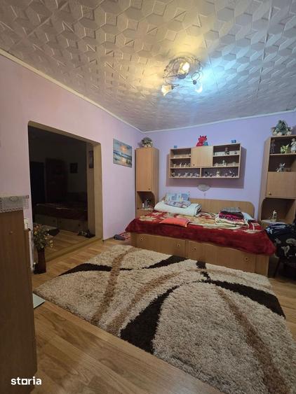Casă cu 5 camere cu Teren 600 Mp în Andronache