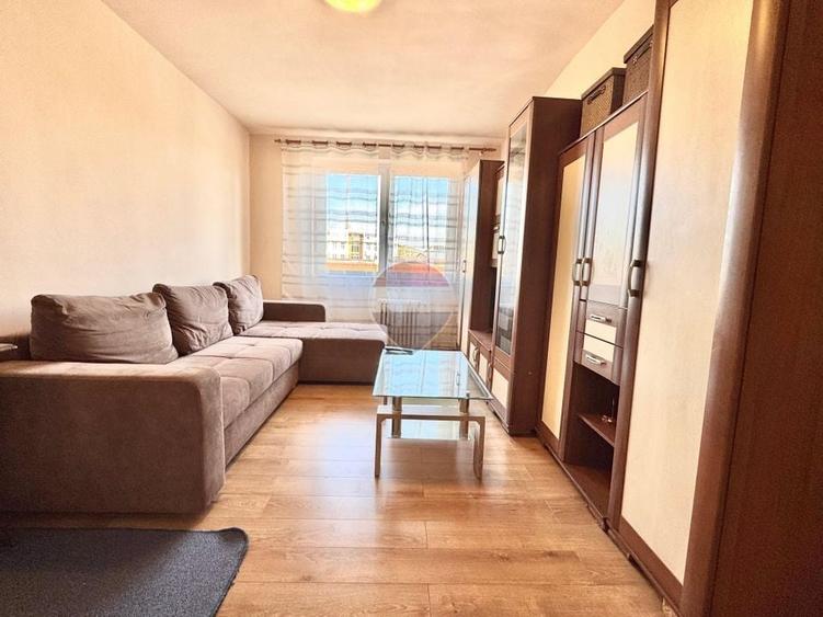 Apartament cu 3 camere semidecomandat, mobilat în Central