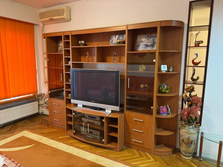 Apartament cu 3 camere decomandat, mobilat în P-ța Victoriei