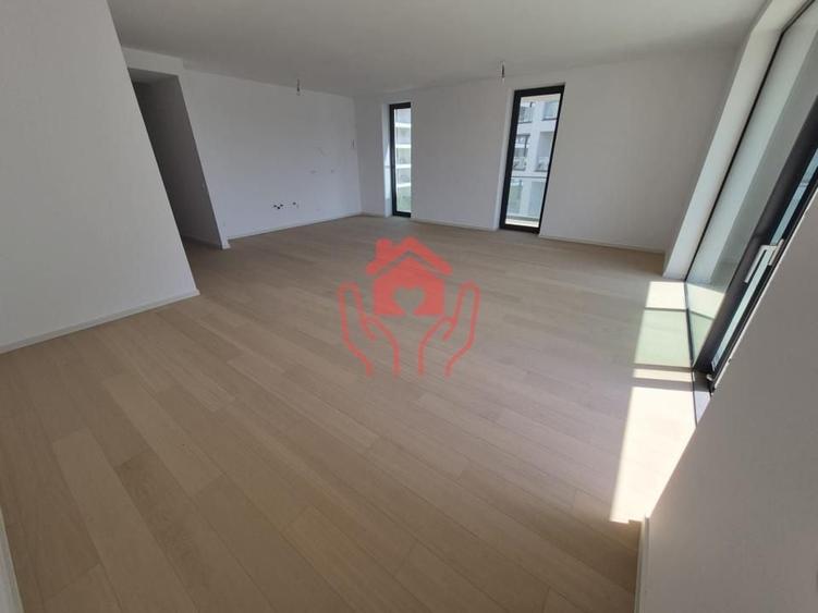 Apartament cu 4 camere decomandat în Băneasa