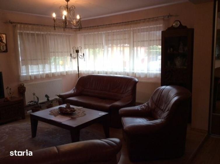 Apartament cu 3 camere decomandat în Turnișor
