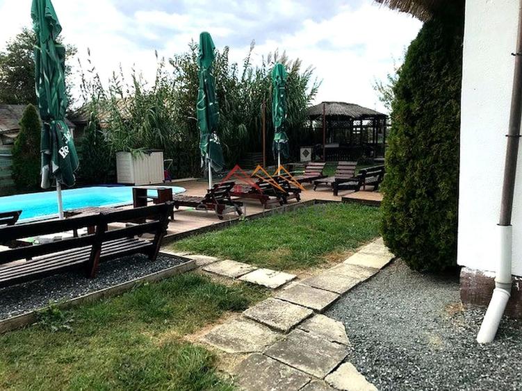 Casă individuală cu 13 camere cu Piscina în Mila 23