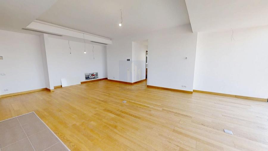 Apartament cu 4 camere semidecomandat în Eminescu