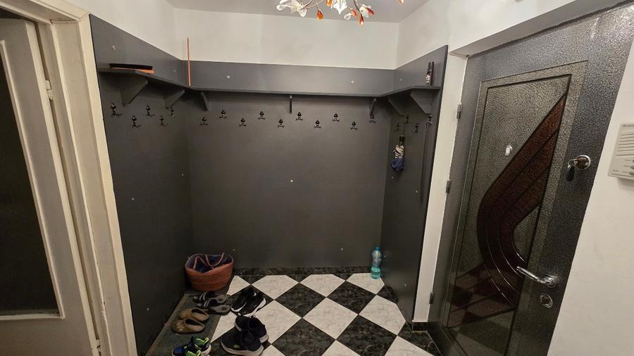 Apartament cu 3 camere semidecomandat în Sud-Vest