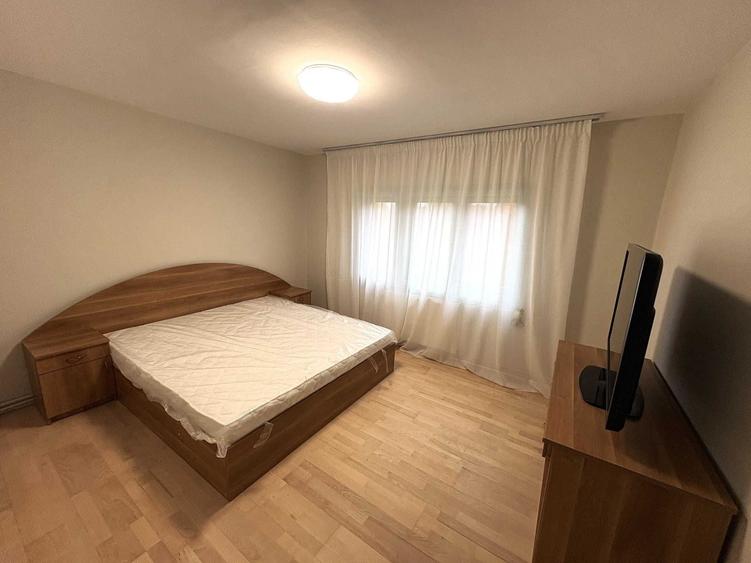 Apartament cu 4 camere decomandat în Republicii